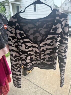 Forever 21 Black and Cream Camouflage V-Neck Long Sleeve Top